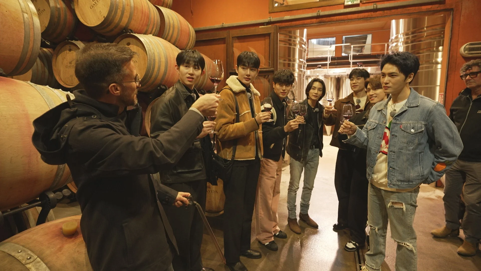 ワインセラーでワインをテイスティングする男性グループ