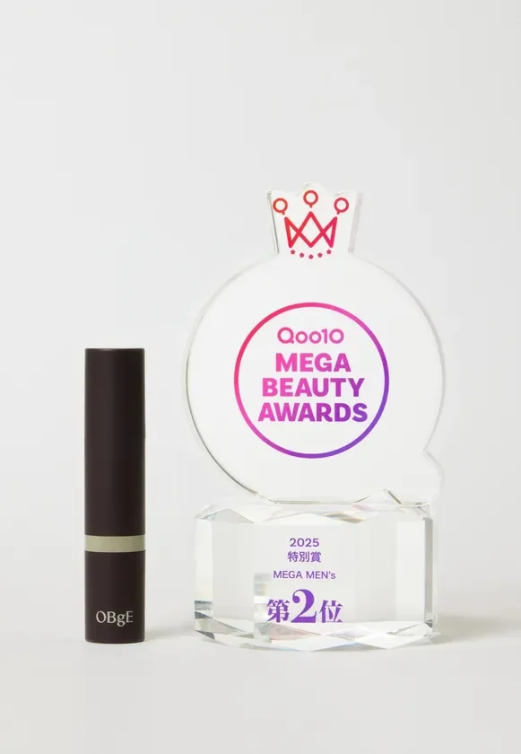Qoo10メガビューティーアワードのトロフィーとOBgEのスティック型化粧品