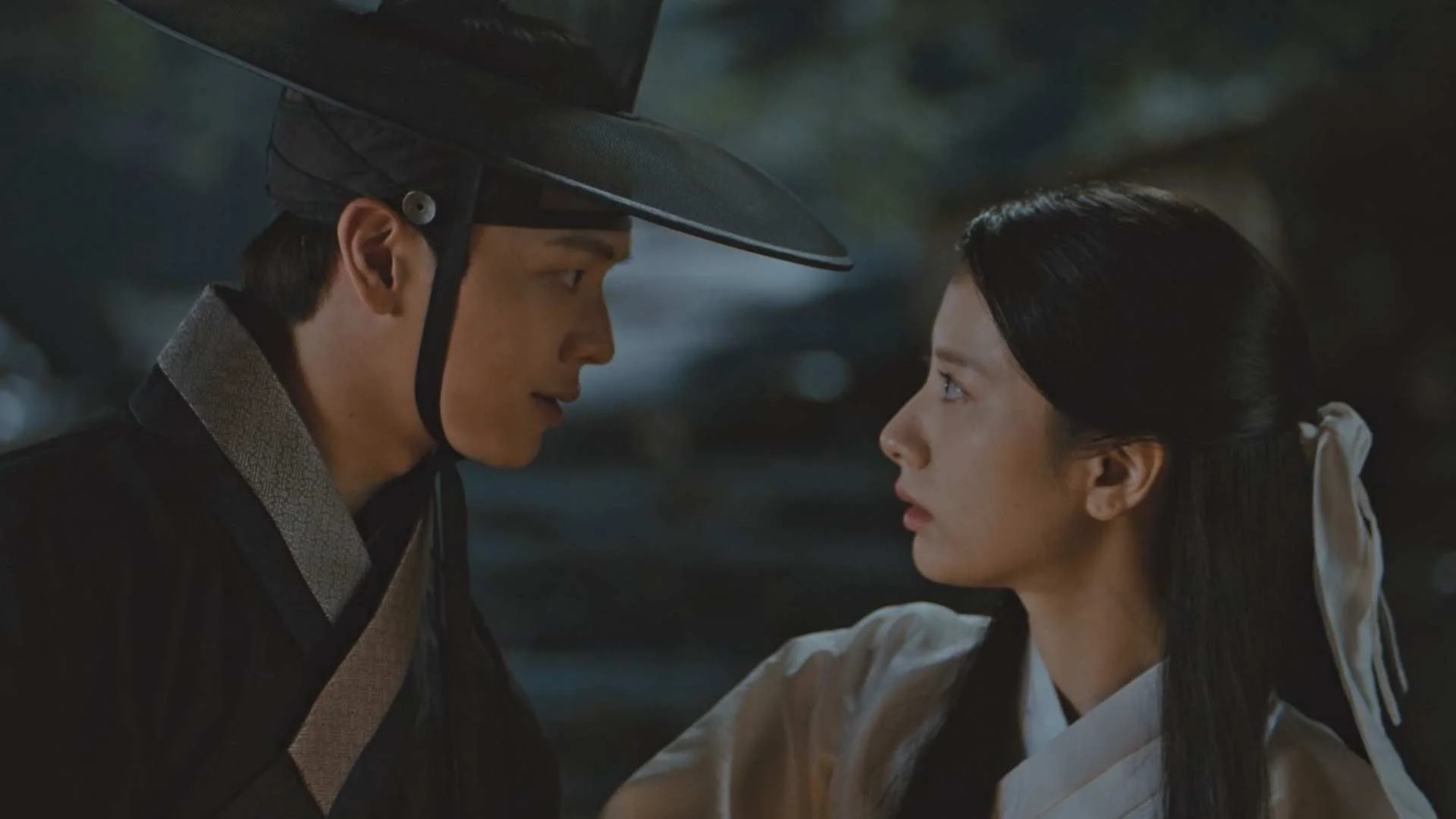 ドラマのカップルが向かい合うシーン