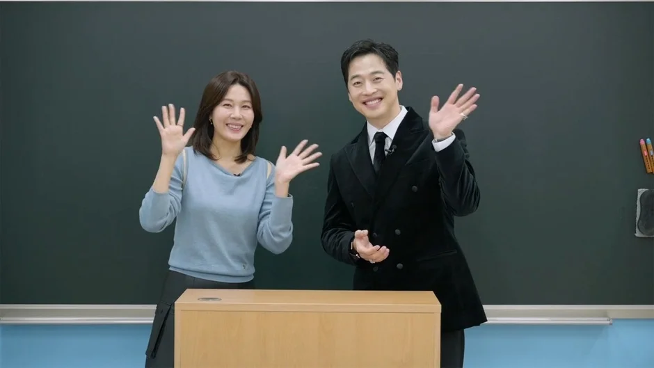 笑顔で手を振るキム・ジェウォンさんとキム・ハヌルさん