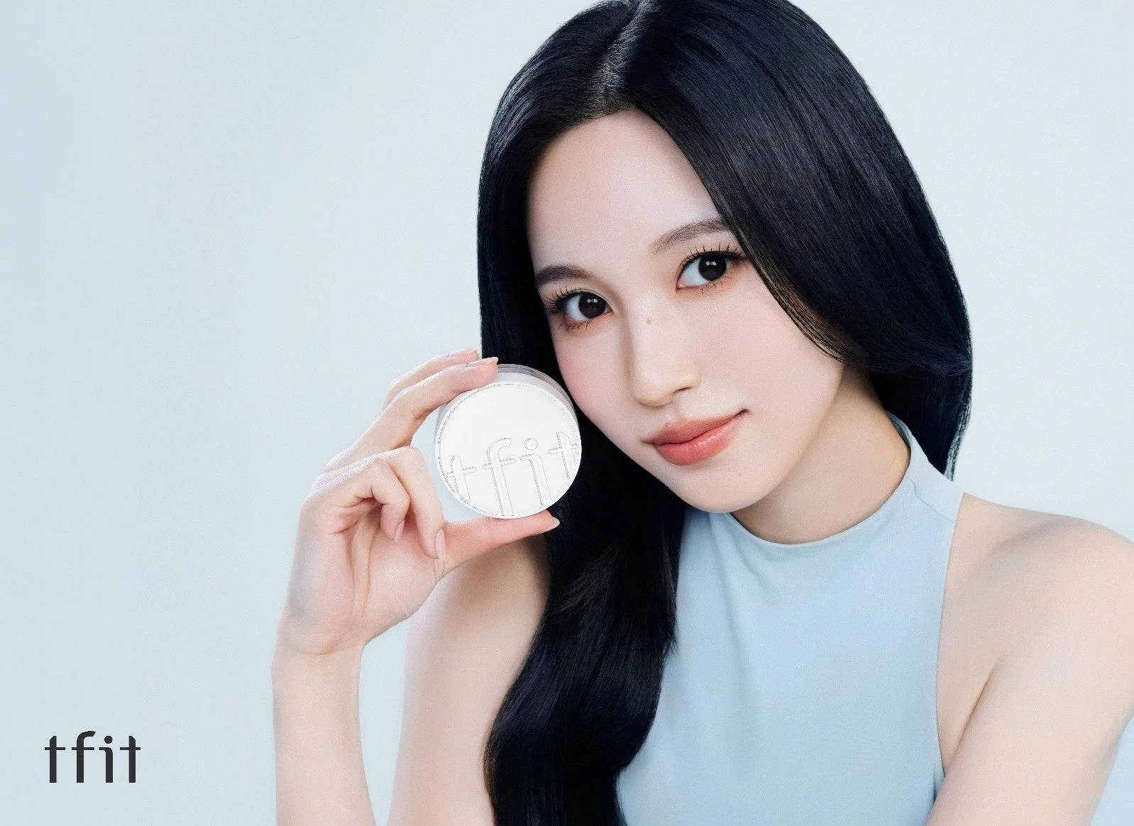 TFITのコンパクトを持つ女性