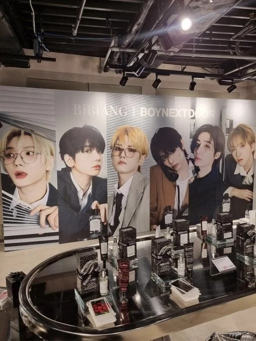 BOYNEXTDOORのポスターが飾られた店内