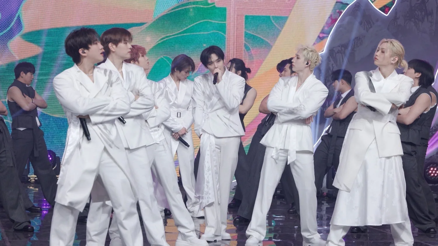 白い衣装の男性アイドルグループがステージでパフォーマンス