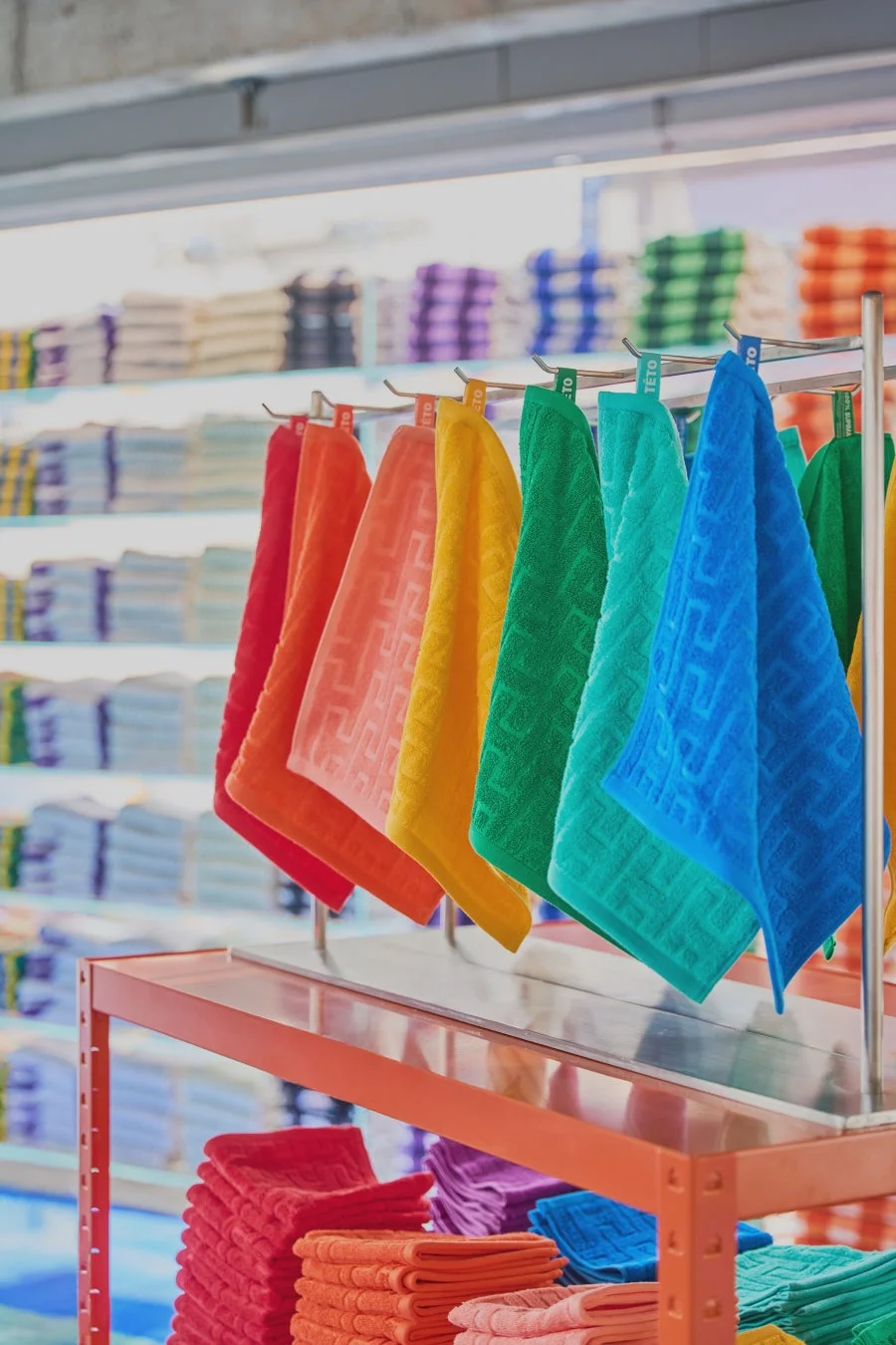TÉTOのカラフルなタオル