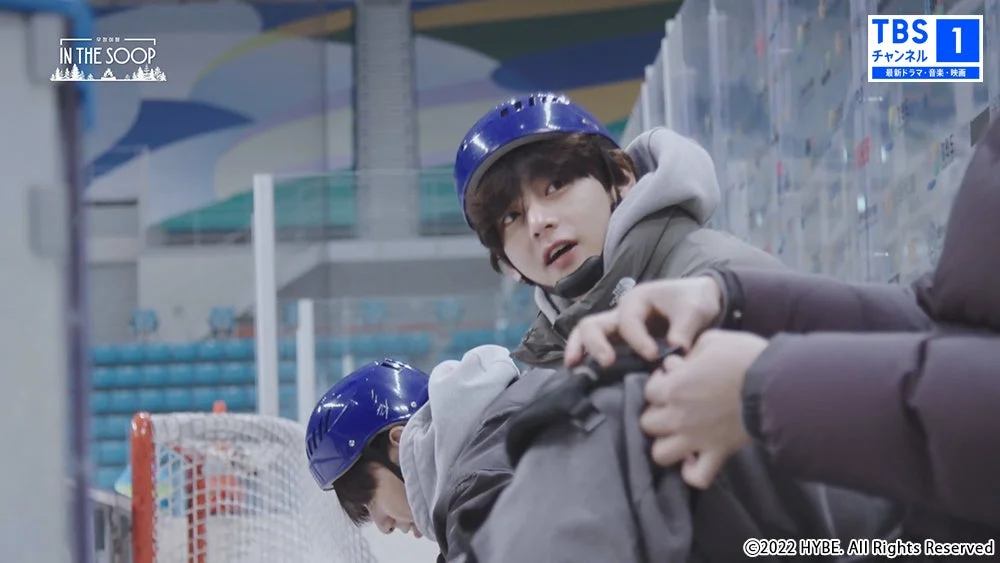 アイススケートリンクで楽しむ若者たち