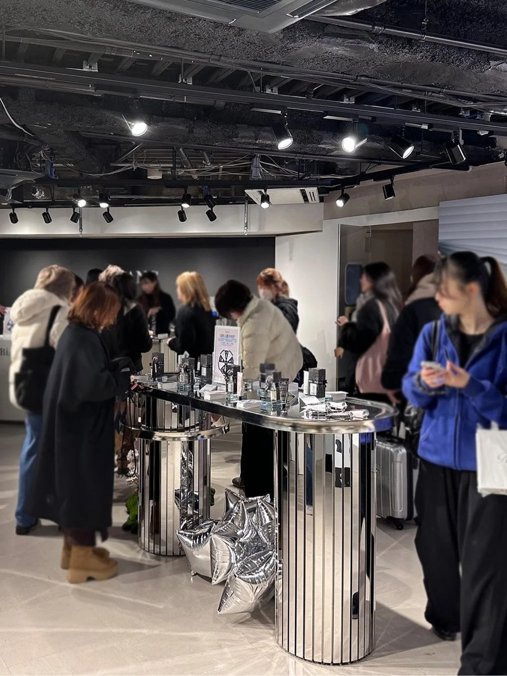 賑わうPOP UPストアの様子