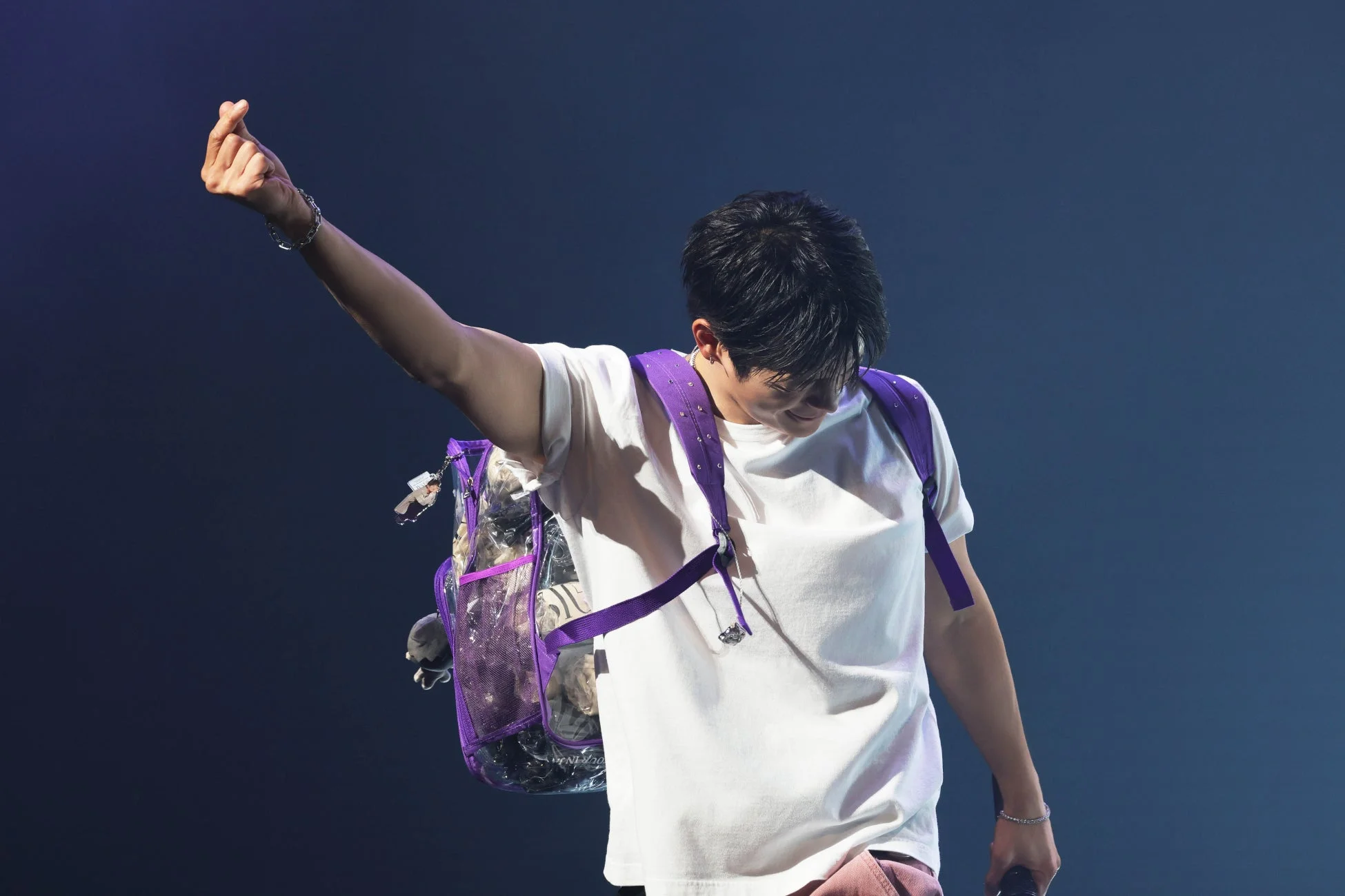 指ハートをするソ・イングク