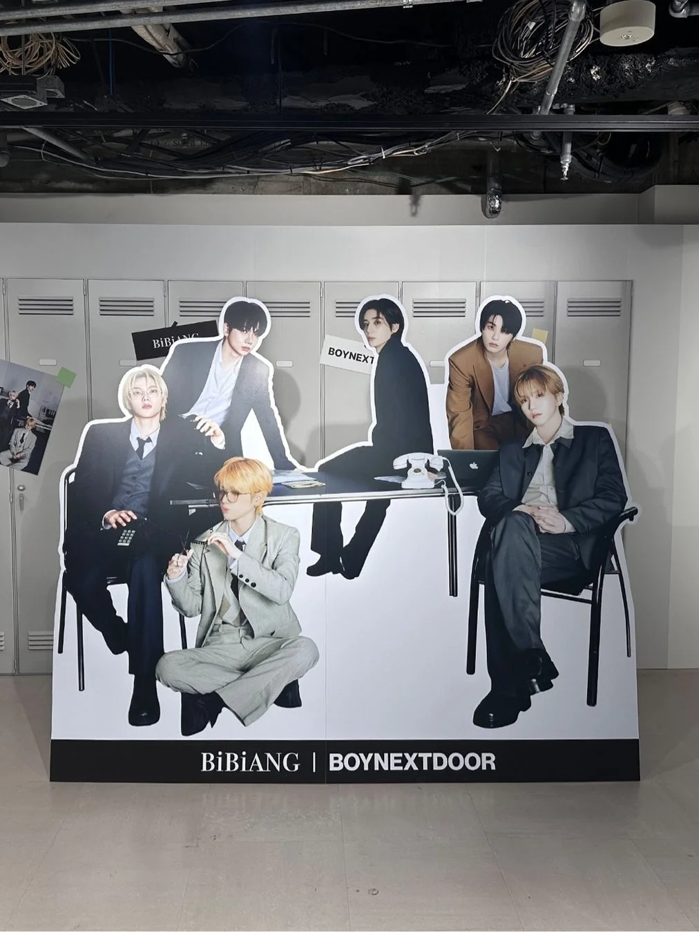 K-POPグループBOYNEXTDOORのメンバー6人の等身大パネルが展示されています
