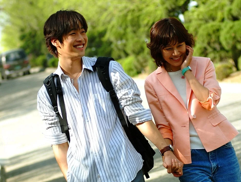 笑顔で手を取り合うキム・ジェウォンさんとキム・ハヌルさん