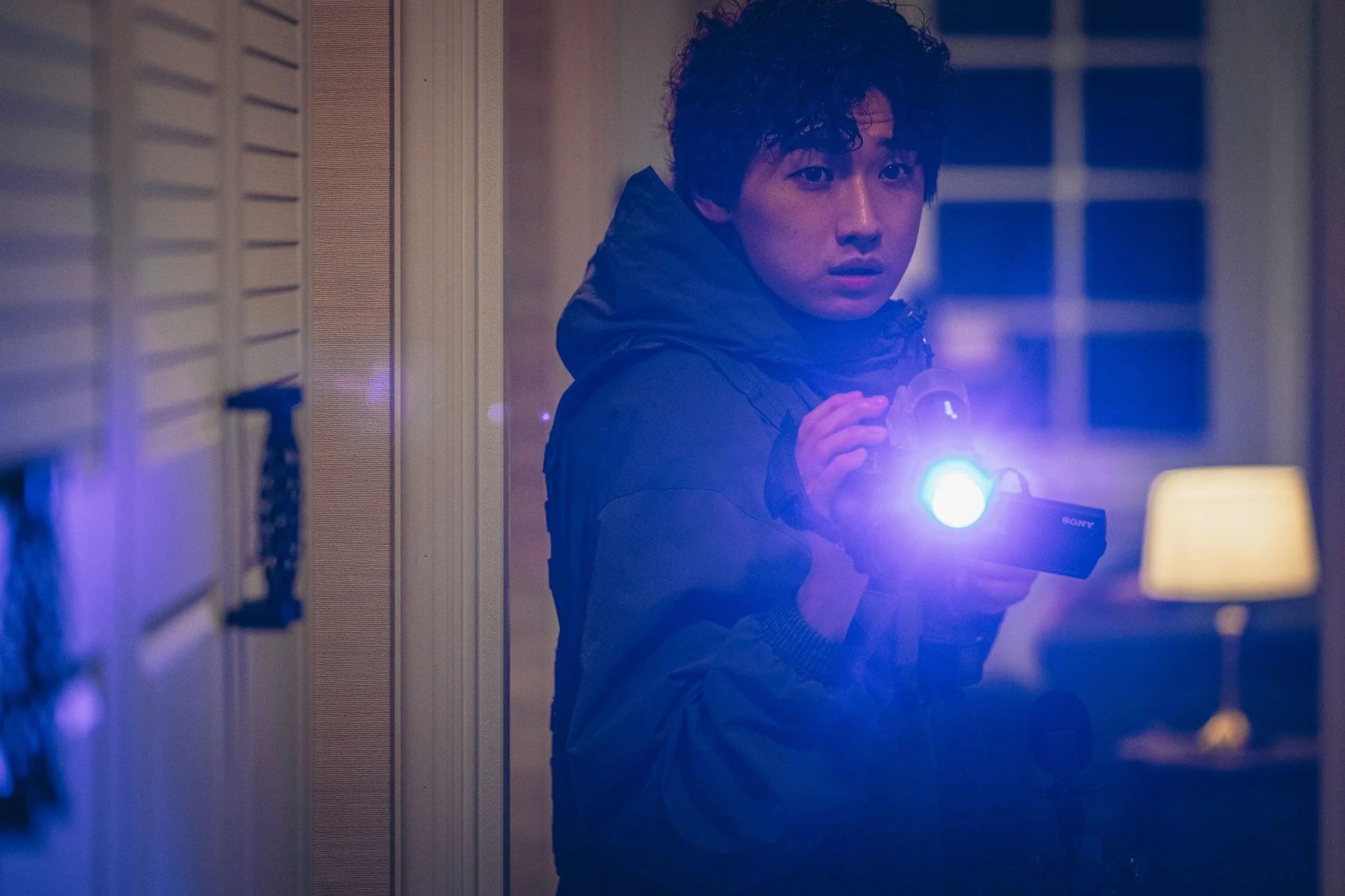 男性がビデオカメラを構える