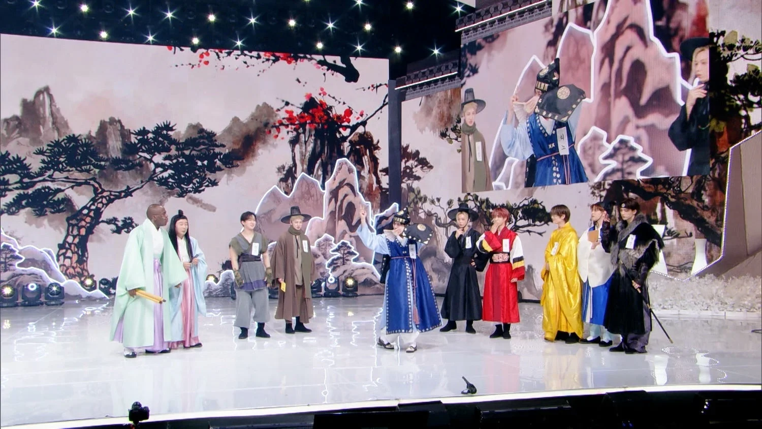 韓服を着たメンバーがステージでパフォーマンス