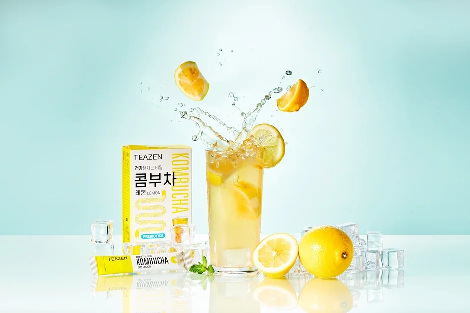 レモン風味のTEAZENコンブチャのドリンク