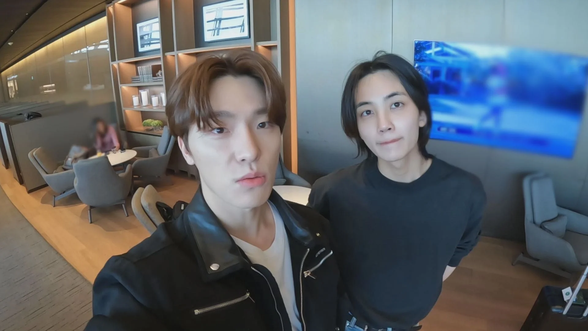 ラウンジでくつろぐ男性二人