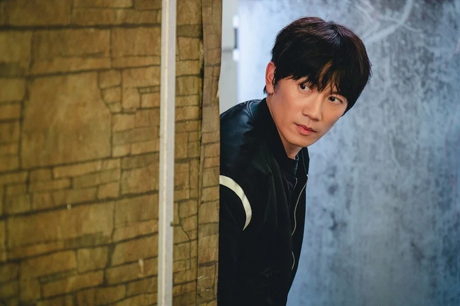 真剣な眼差しで覗き見をする男性