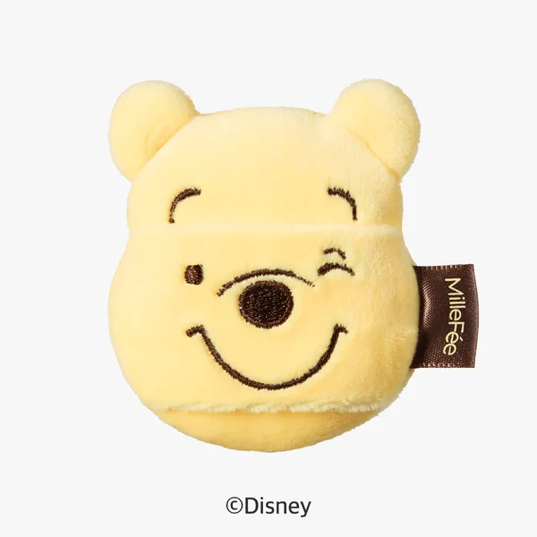 くまのプーさんの顔を模したパウダーパフ