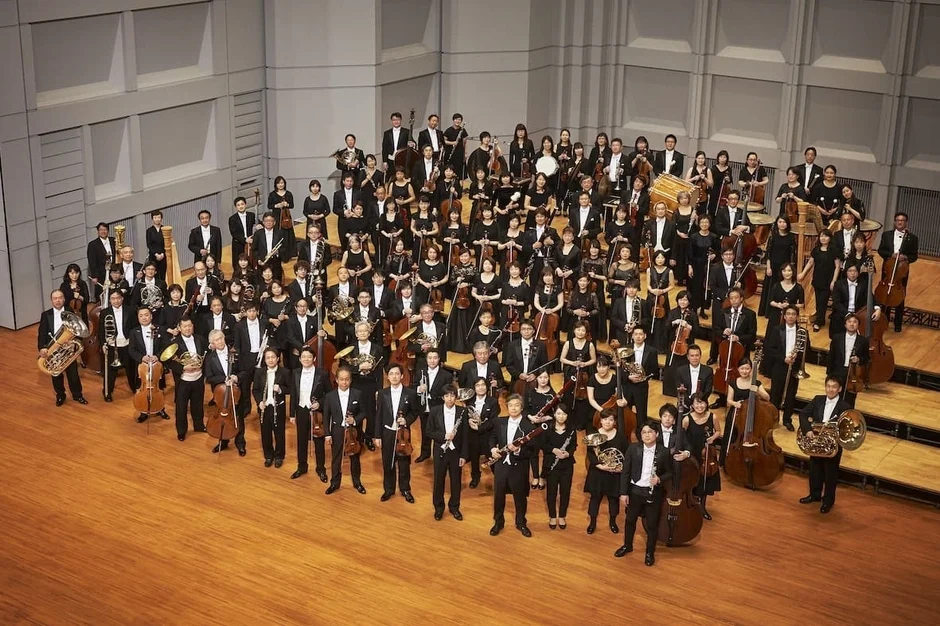 コンサートホールのステージに立つ東京フィルハーモニー交響楽団