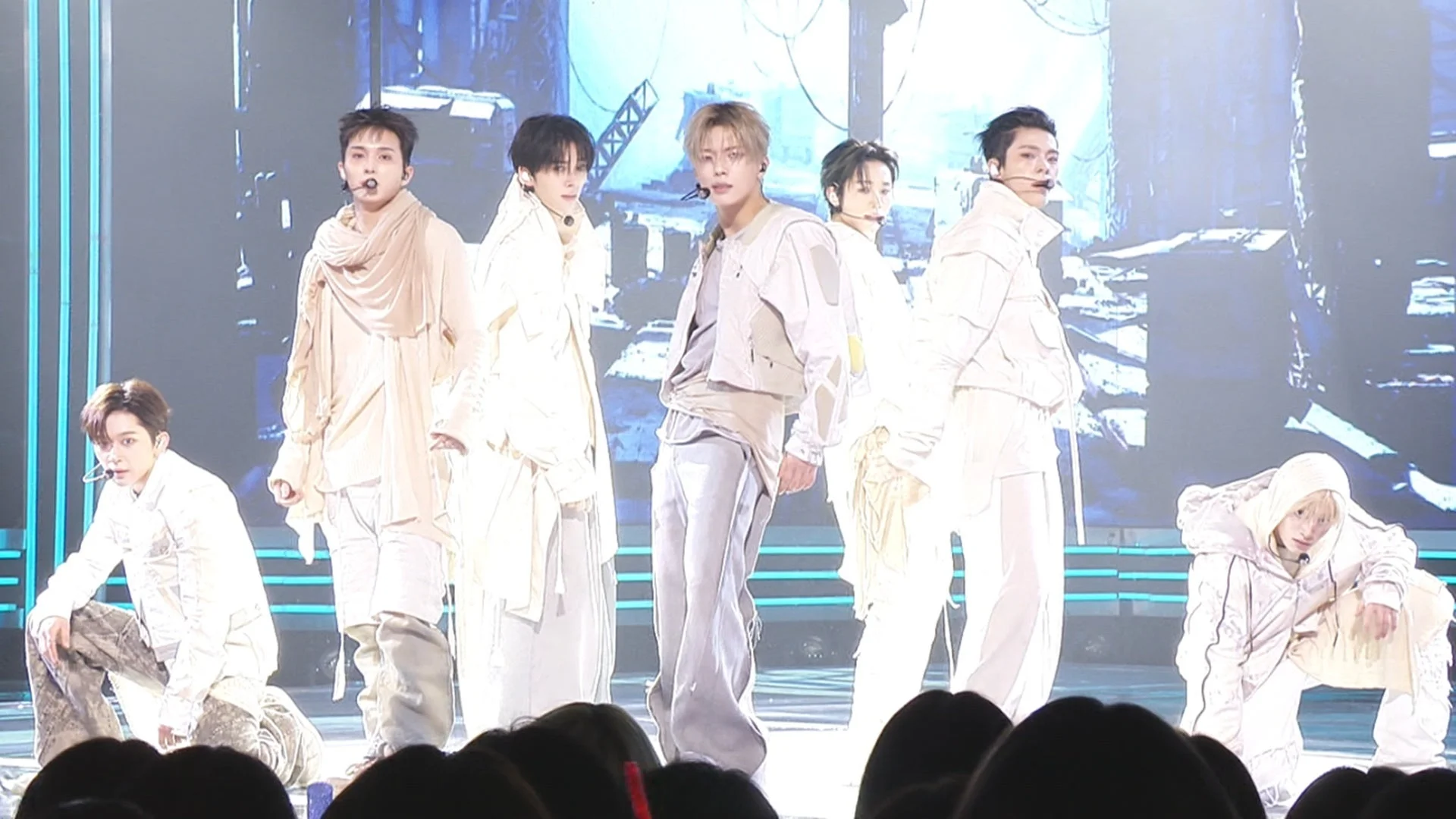 明るいステージでパフォーマンスをする男性アイドルグループ