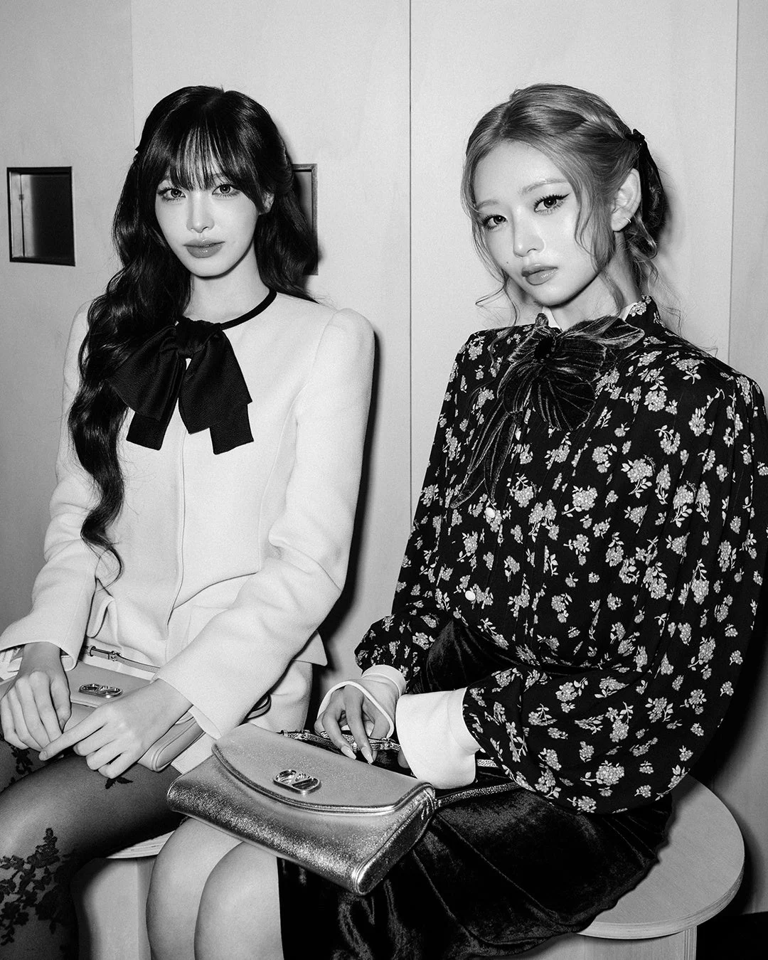 モノクローム写真に写る、エレガントな衣装をまとった二人の女性