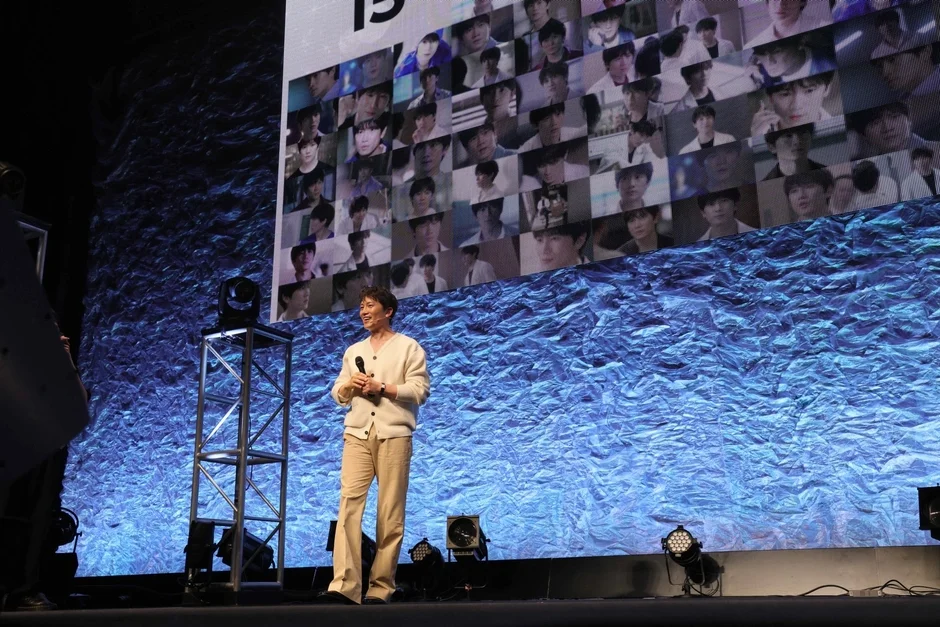 ステージで笑顔でスピーチをするチソンさん