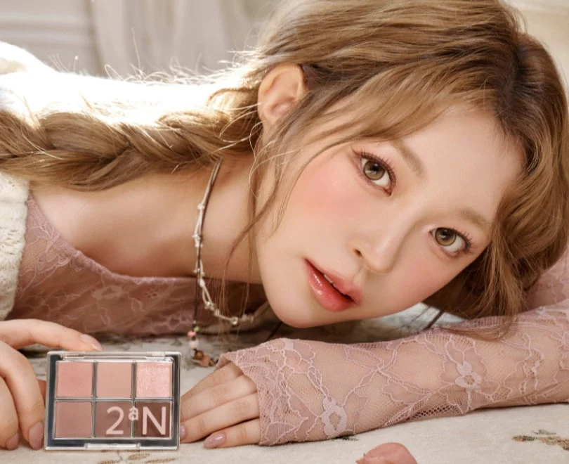 女性、アジア人、メイク、コスメ、アイシャドウ、美容、ファッション、ナチュラルメイク、ピンク、レース、ロングヘア、三つ編み、横たわる、化粧品