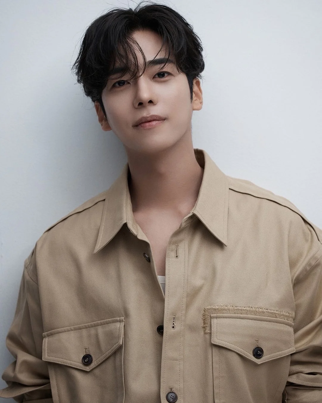 ベージュのシャツを着た若いアジア人男性のポートレート