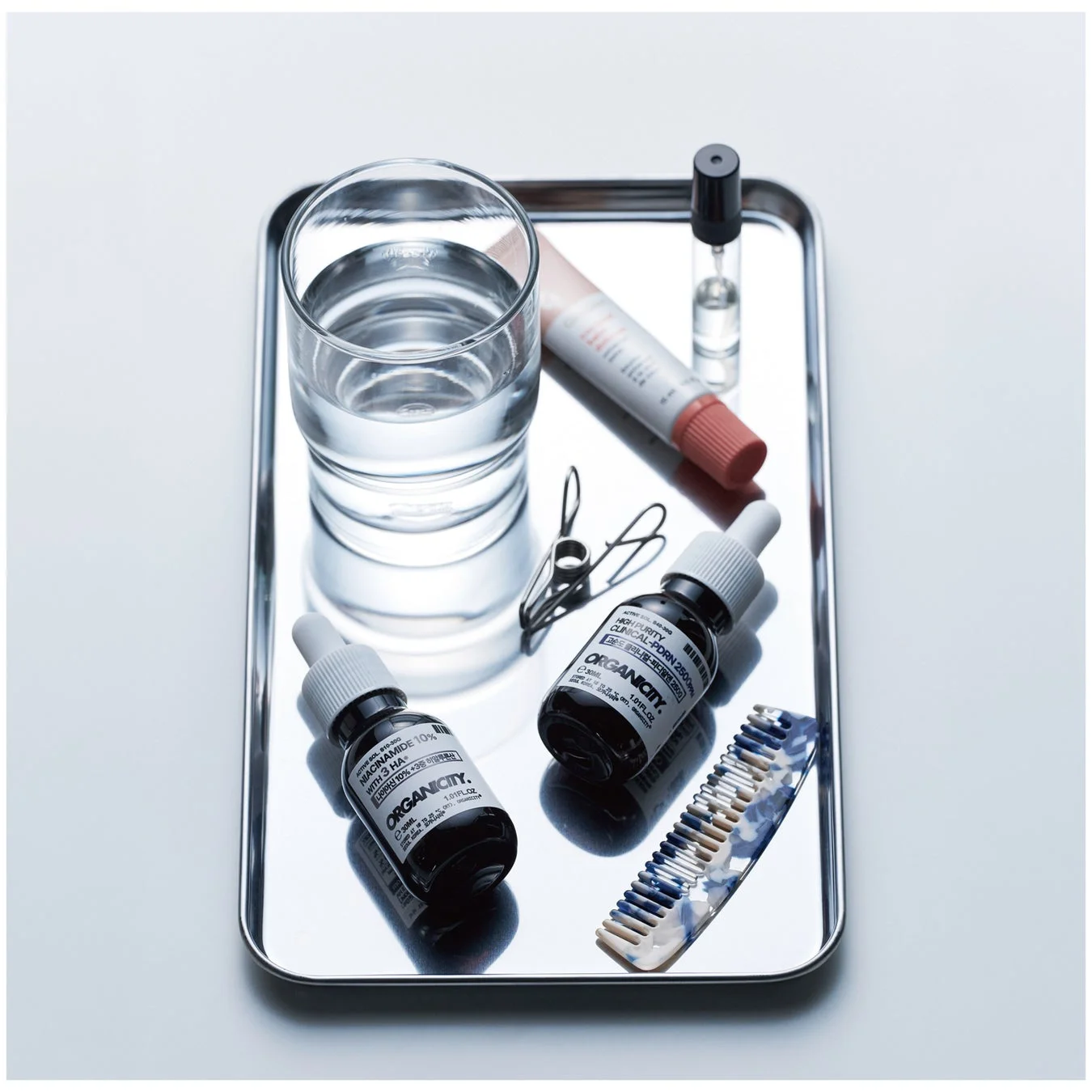 Organicityの美容液と日常のケア用品が置かれた清潔感のある画像