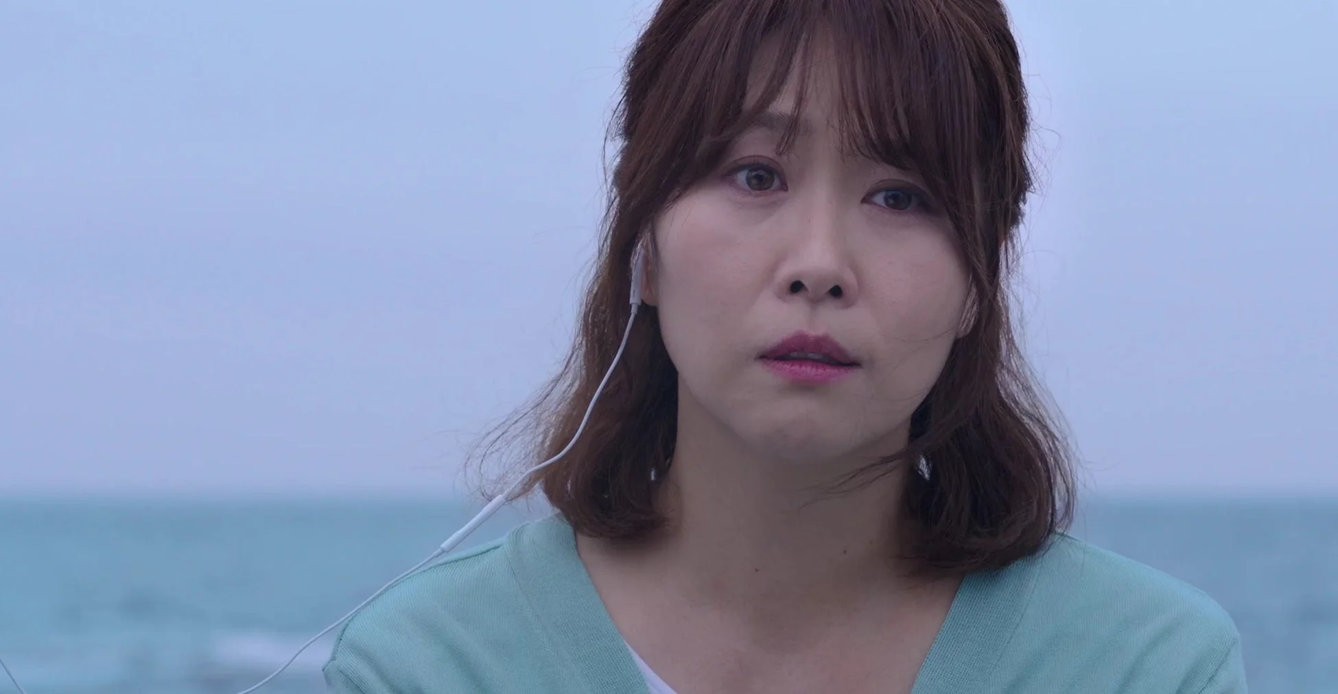 海辺に立つ女性