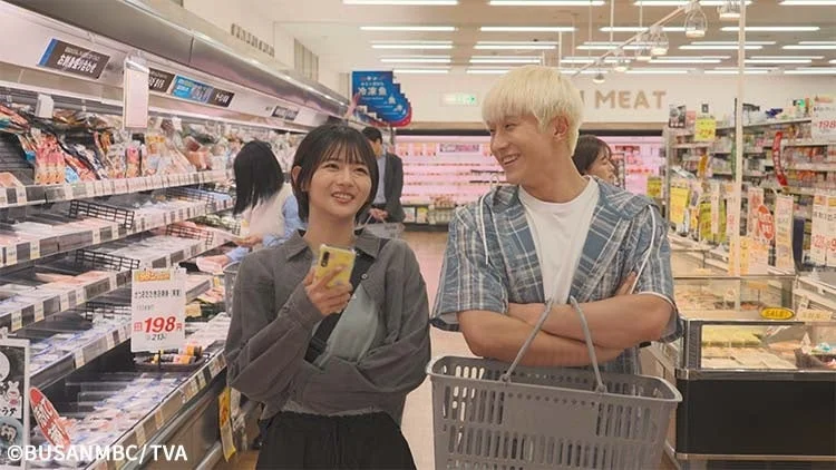 スーパーマーケットで買い物をするジヌと杏