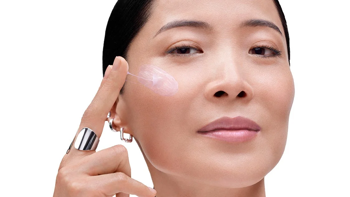 クリームを塗布する様子