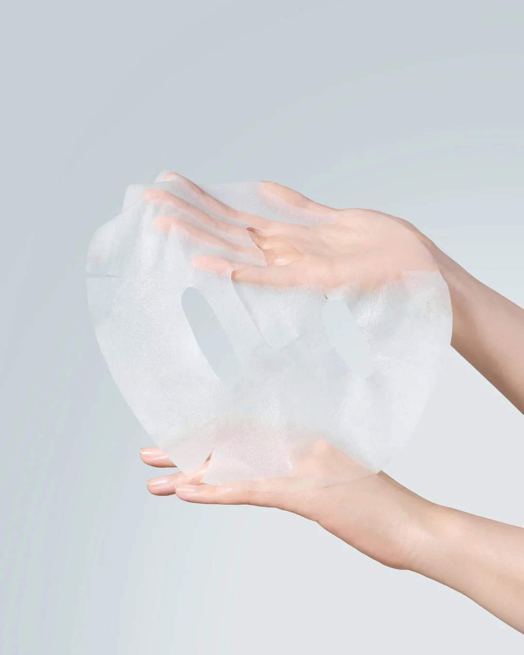 シートマスクを持つ手