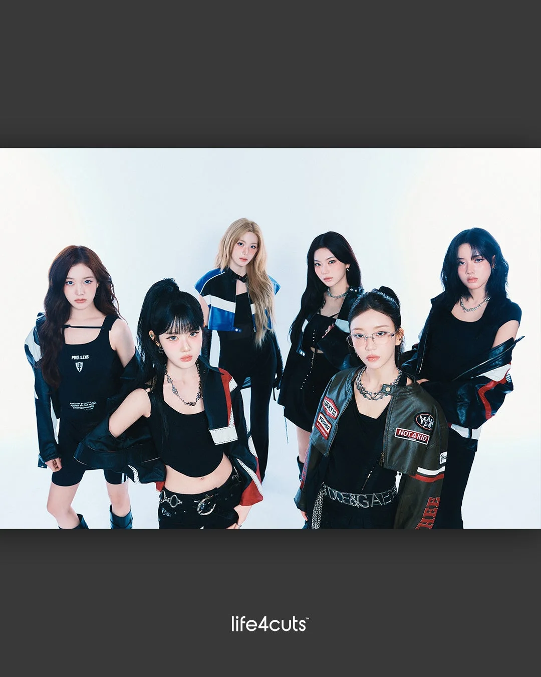 黒い衣装を着たSTAYCメンバー