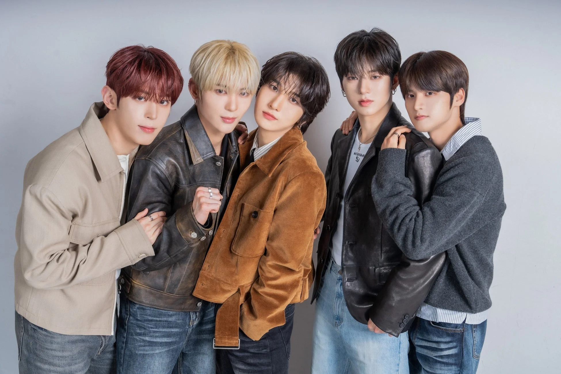 スタジオでポーズをとる5人の若々しい男性アイドルグループ