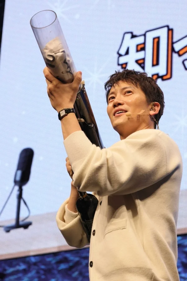 カーディガン姿で道具を持ち笑顔のチソンさん