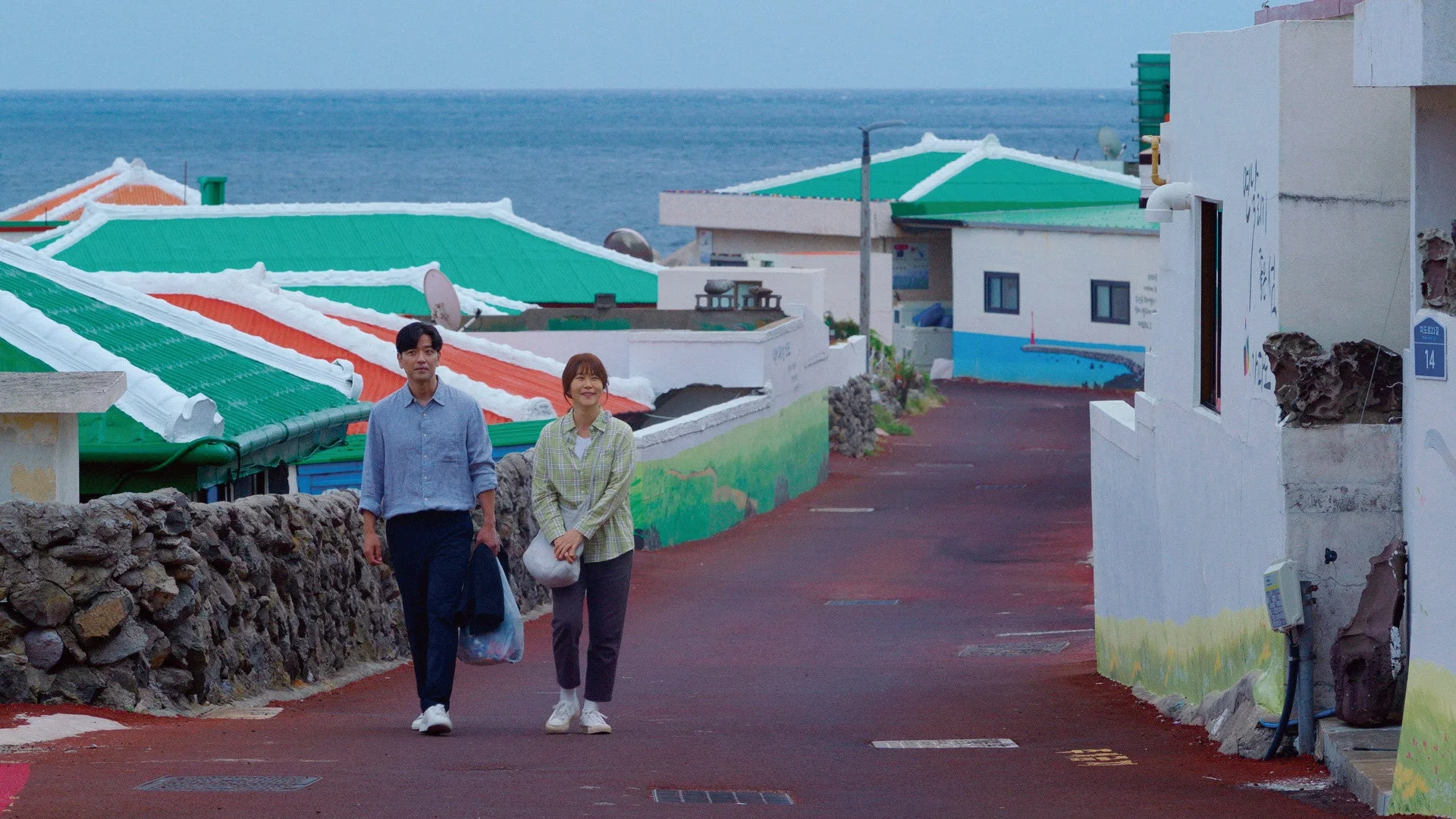 村の通りを歩くカップル