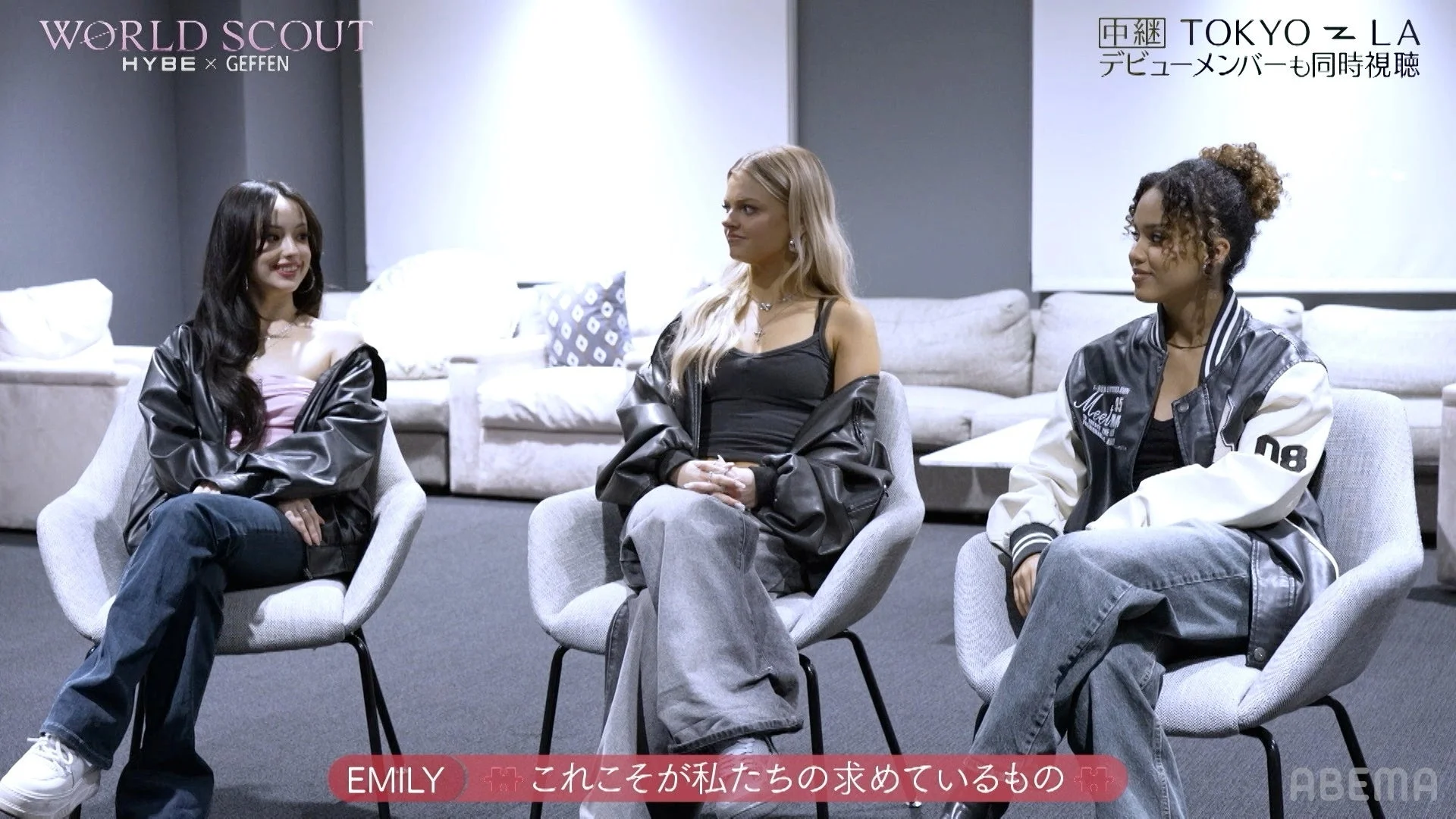 スタジオで会話する女性3人組