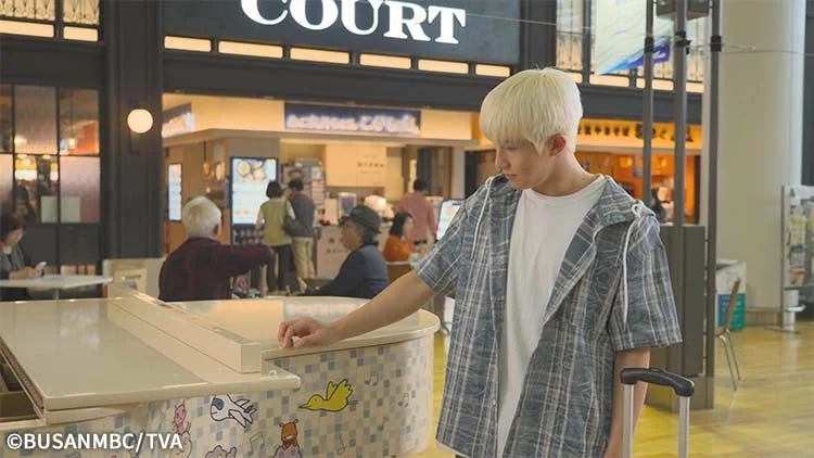 フードコートにいるジヌ