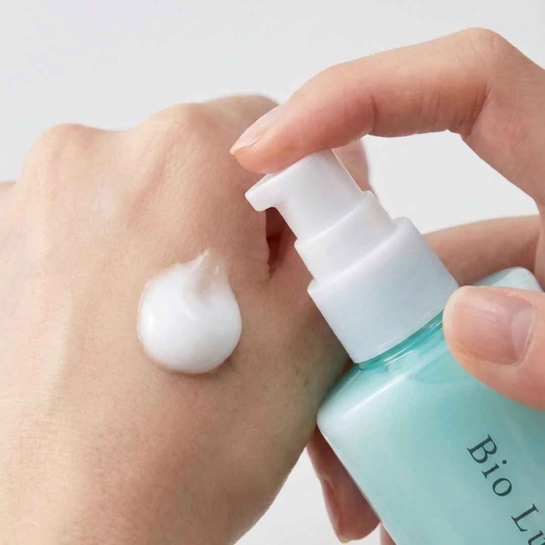 クリームを手の甲に出す様子