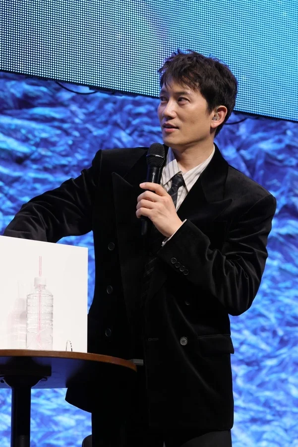 スーツ姿でマイクを持って話すチソンさん