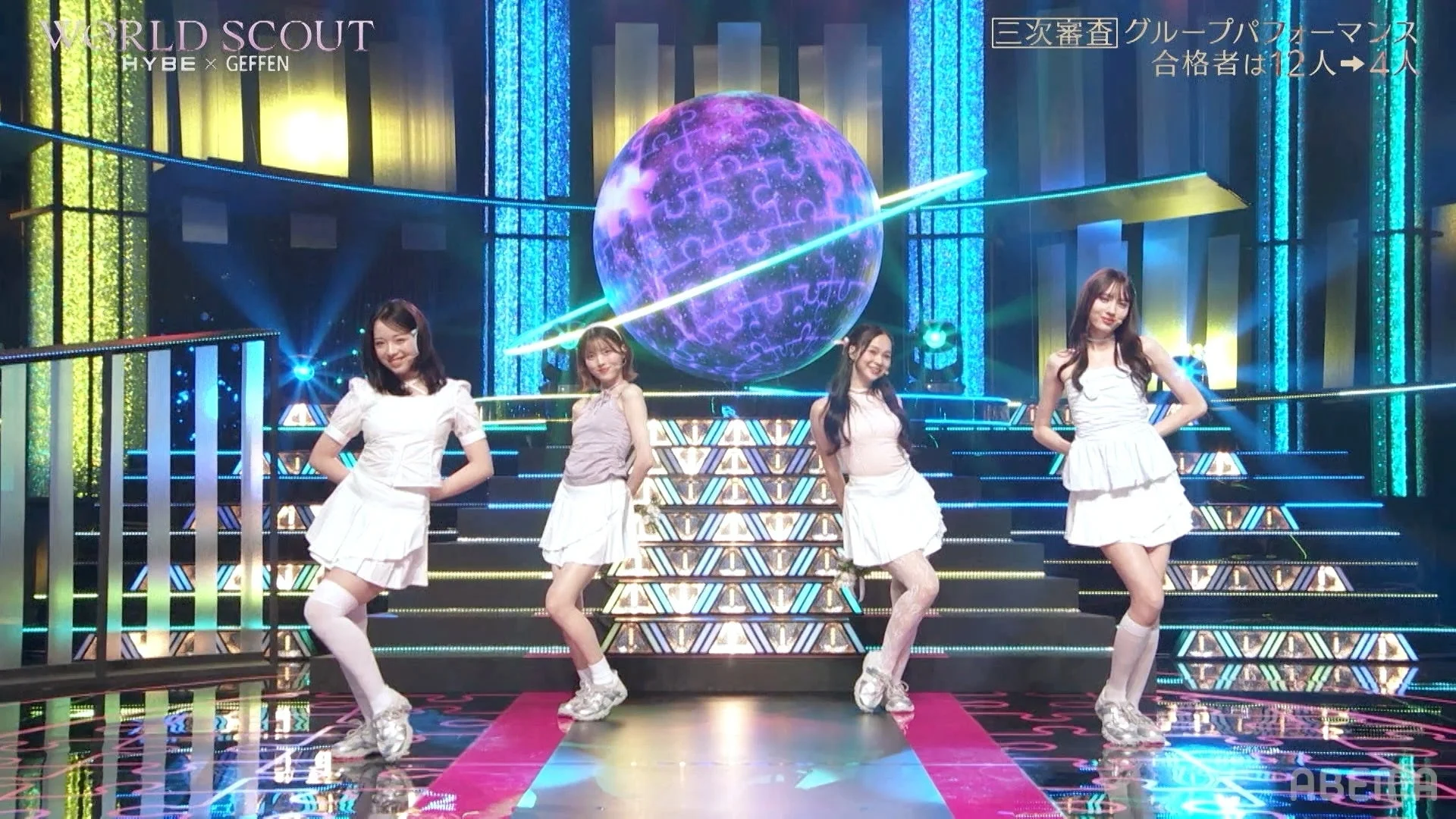 ステージでポーズをとる4人の女性