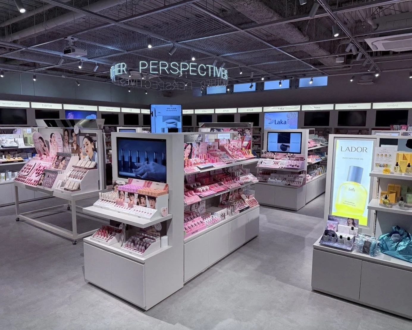 A:PERS コスメ陳列