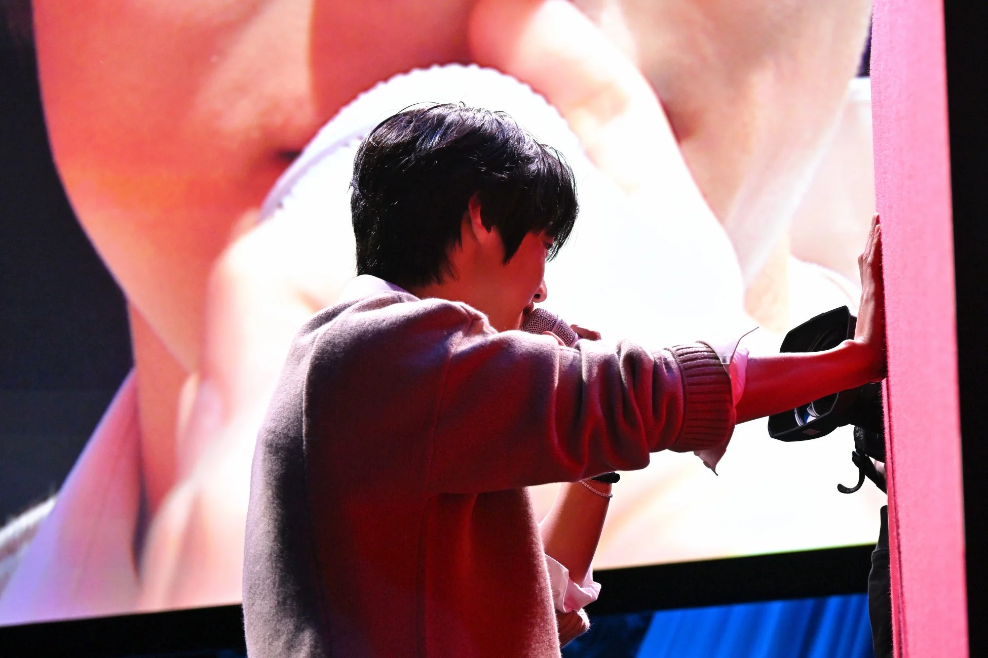 壁ドン告白を再現するイ・スンヒョプさん