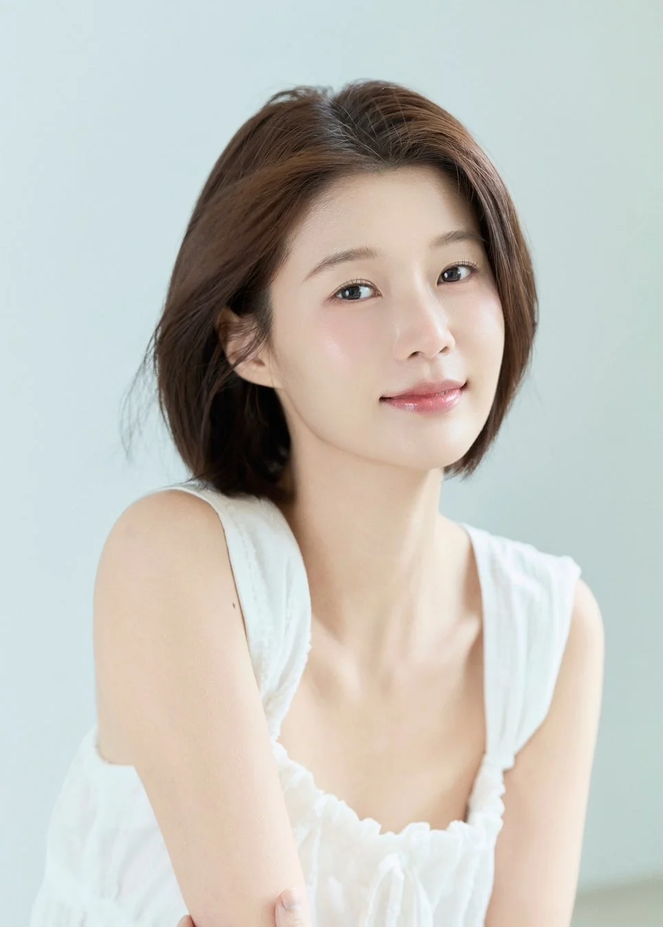 白い服を着たショートヘアの若い女性のポートレート