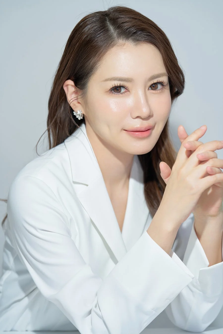 白いジャケットを着用したアジア人女性のポートレート