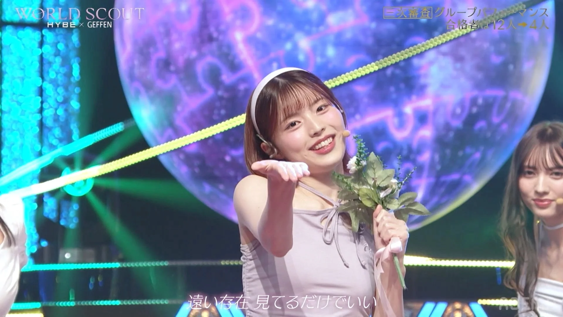 パフォーマンス中の女性アイドル