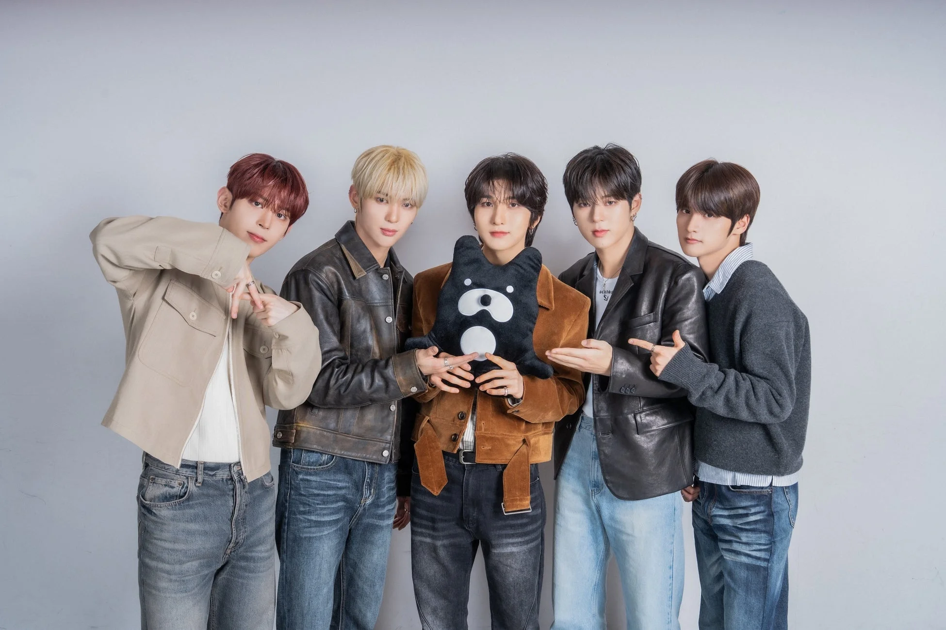 スタジオで撮影されたNOWZのメンバー