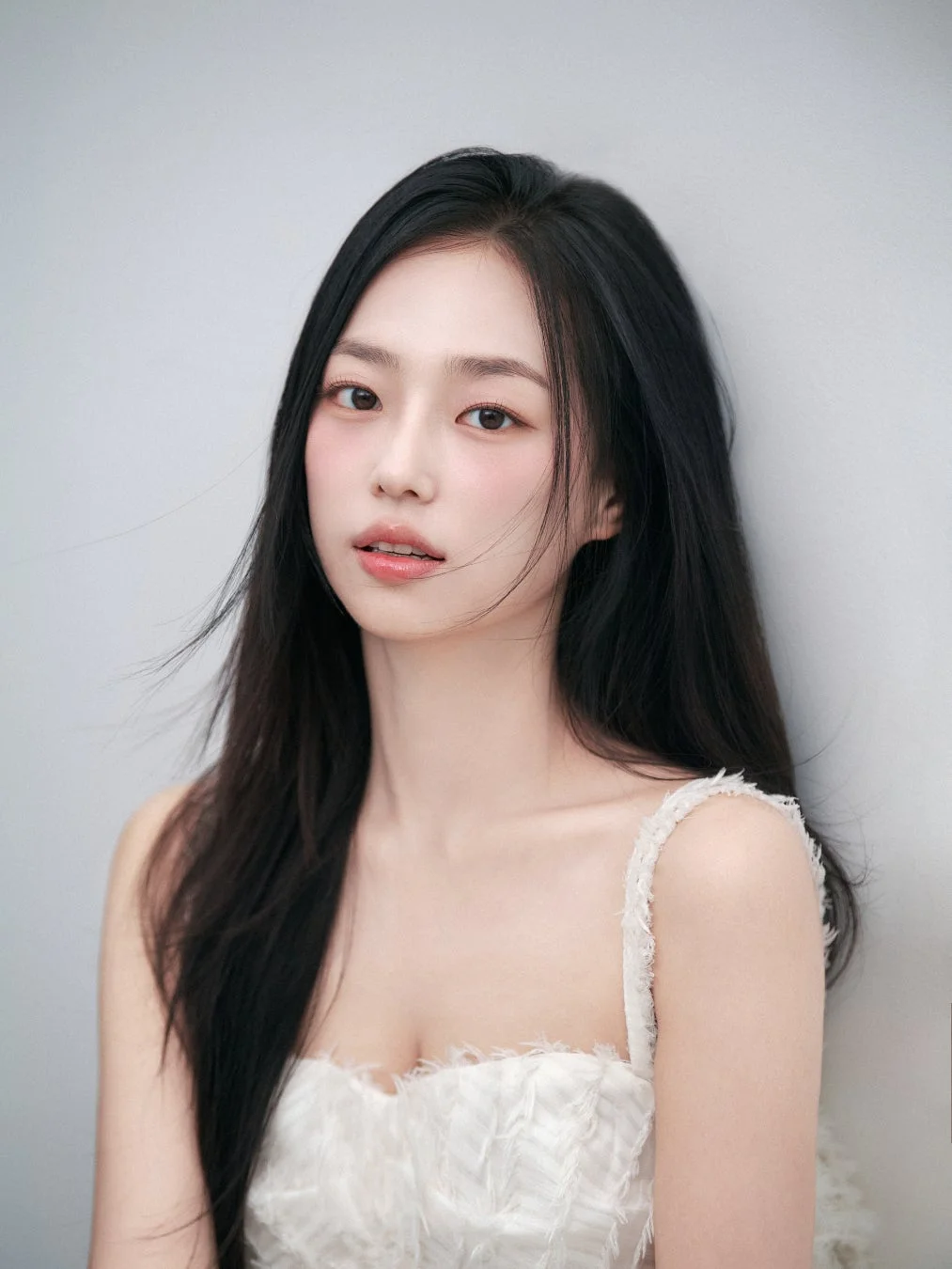 白いドレスを着たチャン・イェウン氏