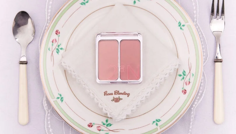 コスメ,化粧品,チーク,アイシャドウ,ピンク,メイクアップ,ビューティー,テーブルセッティング,皿,ナプキン,スプーン,フォーク,カトラリー,食器,花柄,バラ,レース,エレガント,上品,フラットレイ,プロダクト写真