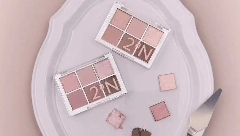 アイシャドウ,コスメ,メイクアップ,化粧品,ピンク,ブラウン,ヌードカラー,パレット,美容,フラットレイ