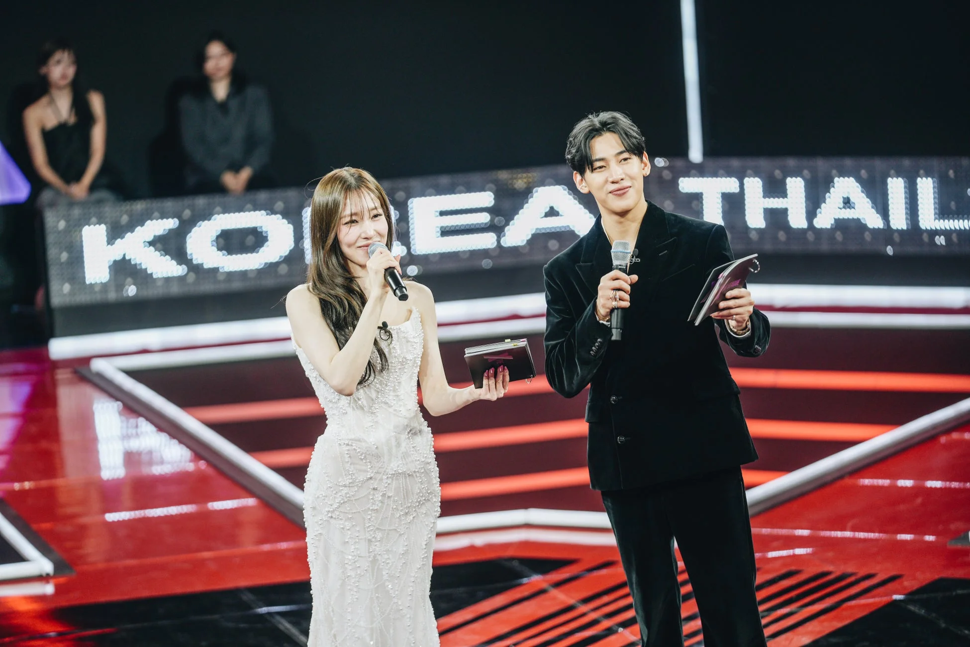 司会を務めるティファニー・ヤングさんとBamBamさん