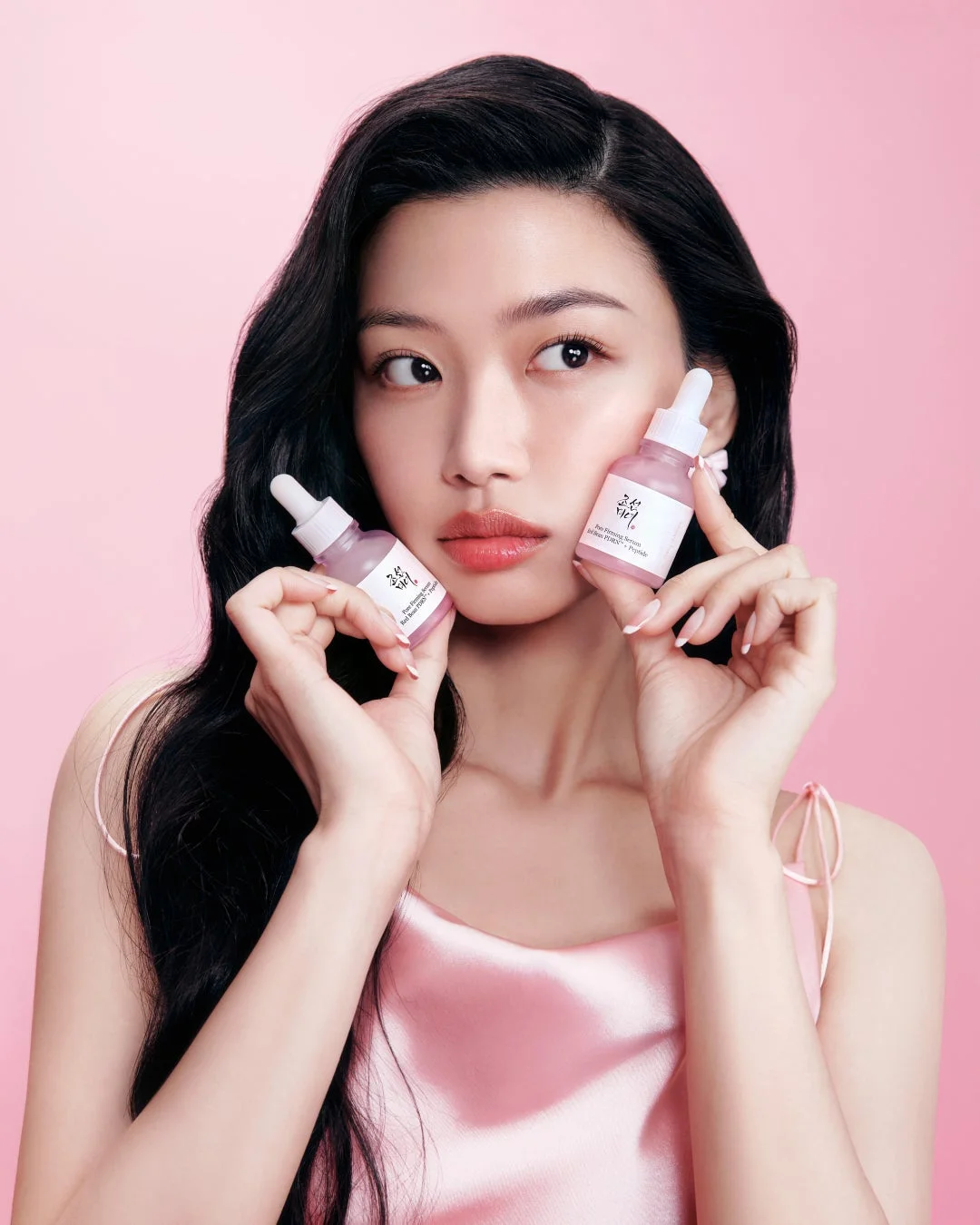 女性モデルとレッドビーンPDRNセラム